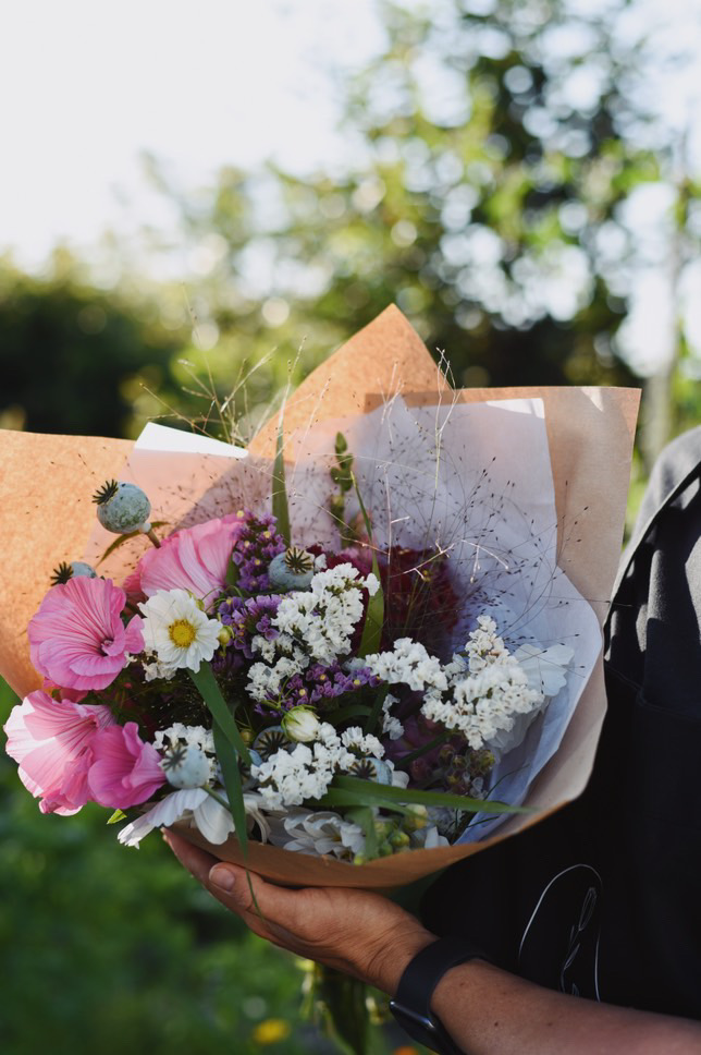 sommarblommor i bukett närodlat tångaberg, jag levererar blommor på abonnemang och säljer i kiosk