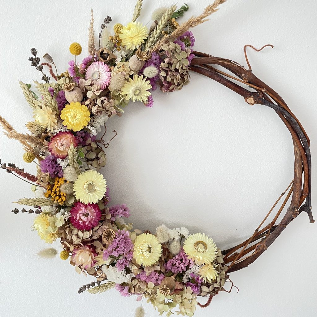 höstkrans av vinrankor, workshop i varberg binda kransar tillsammans